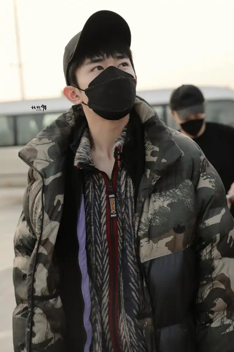 易烊千玺街拍分享,身穿夹克衫佩戴棒球帽,低调又带着帅气