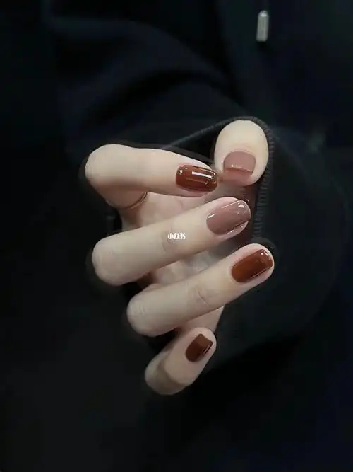 秋冬显白纯色美甲7415