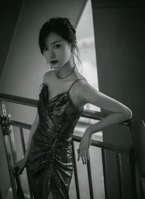 万茜的黑白电影感大片,黑白港风感影像照片超级惊艳!_张看_时尚_社交