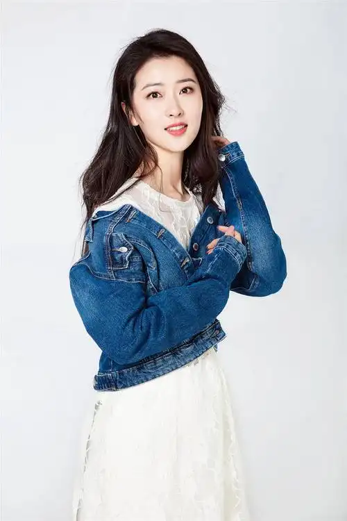 何雨虹曝夏日新写真 自信演绎率性真我