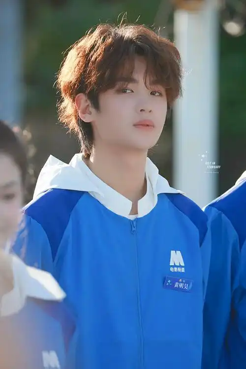 黄明昊超话@jjjustin0219阳光下的可爱修勾一枚吖95#黄明昊入选2022