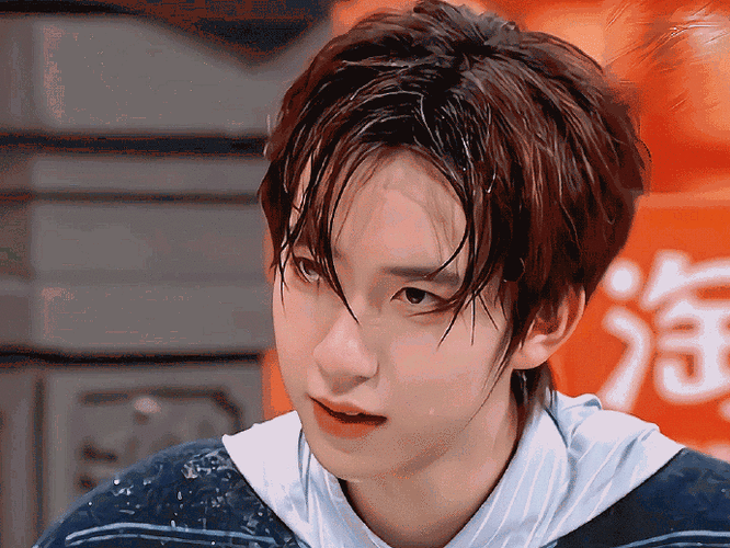 贺峻霖被包子咬了