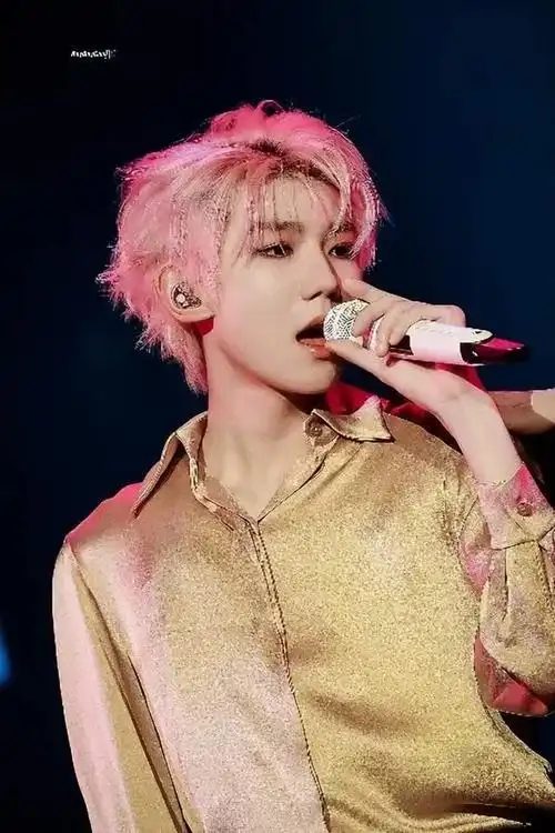 林中小精灵vs无人区玫瑰,王源演唱会限定发色,你pick哪个!