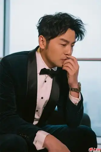 雷佳音出席芭莎慈善夜 主持首秀为爱助力