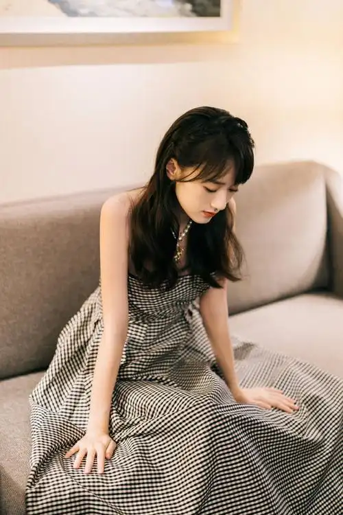 袁冰妍格子裙温婉写真图片