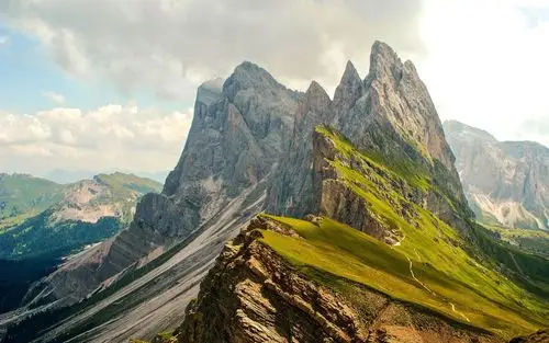 高山,斜坡,云彩,自然风景壁纸1024x600分辨率查看