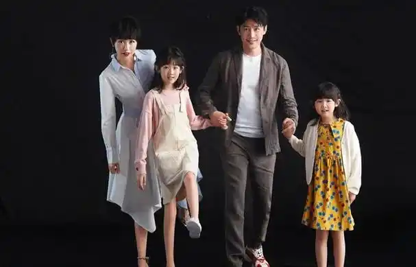 10月27日,知名男星陆毅在社交媒体上分享了一家四口的温馨合照,为15岁