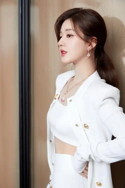 赵露思白色小香风造型拍摄花絮#2020vs2023真的成熟了好多啊啊啊鞍