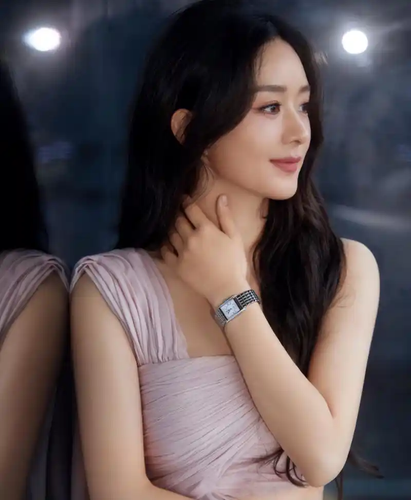 杨紫李现新剧风波不断,赵丽颖燕窝续约引争议.肖战妆容热议中!