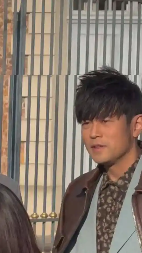 看看路人拍摄的照片 这哪儿还是周杰伦?这是赵正平吧!_网友_天王_下巴