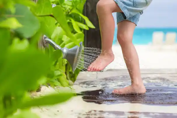 增强孩子们的体质,这是因为孩子们光着脚丫跑步的时候,脚部的血液循环