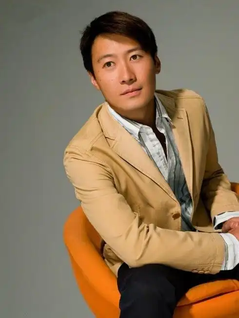 天王黎明多年前旧照翻出黑色毛衣伏地画画看镜头的脸庞十分水嫩