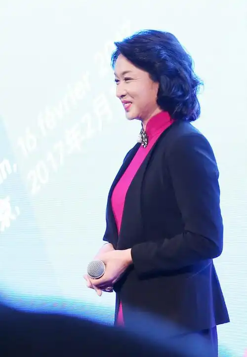 金星外穿黑色夹克,内搭粉色连衣裙出席活动,体面又显时髦!