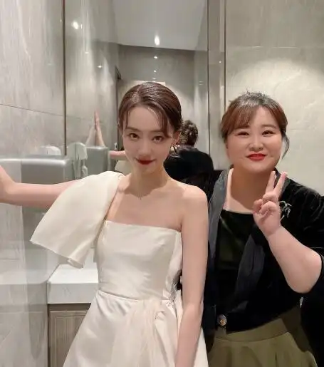 张小斐晒照为贾玲庆生两个相伴走过十年友谊令人感动