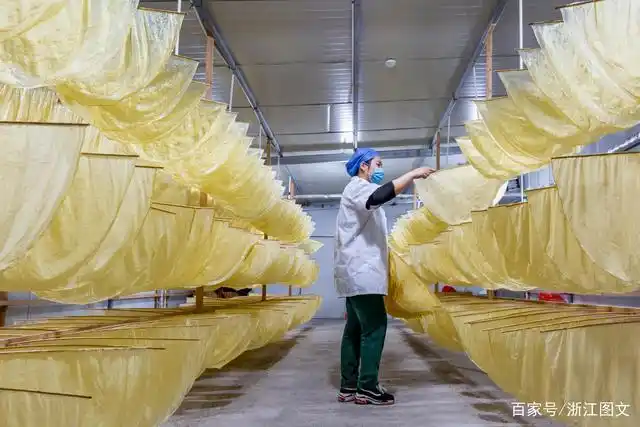 图为收起烘干的的豆腐皮,然后入恒温库房等待包装.