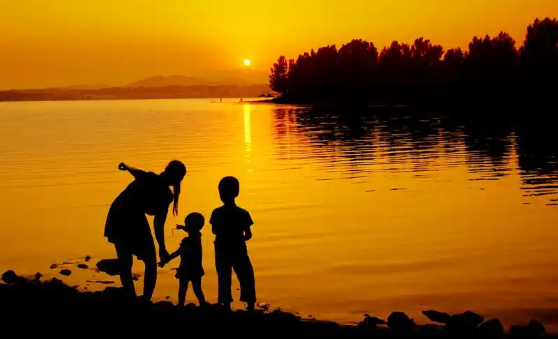 数:3551作品简介夕阳西下的文昌湖年轻的妈妈领着两个孩子在欣赏美景