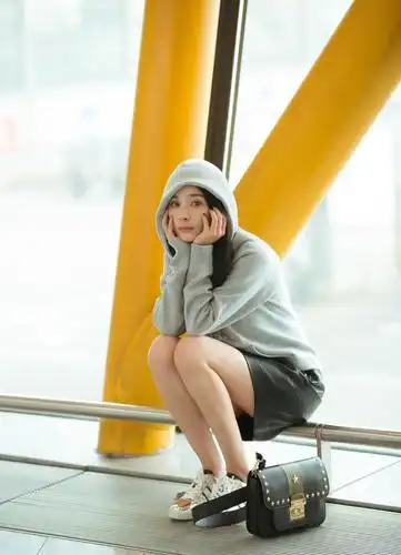 杨幂不惜撞衫也要穿男装, 只因这件衣服有深深的含义!