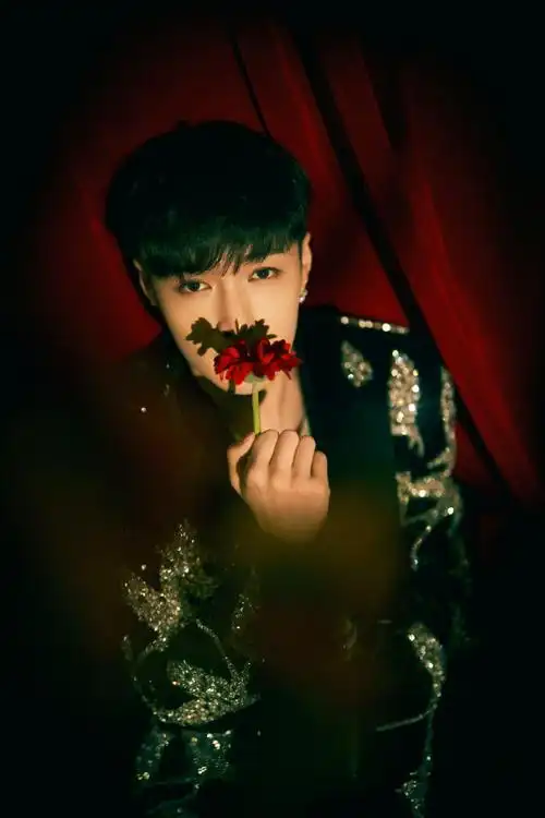 张艺兴福兴驾到##张艺兴黑金刺绣西装