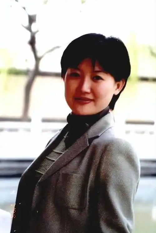 央视女主播梁艳:51岁仍待字闺中,热衷当红娘,一生热爱主持事业_上镜