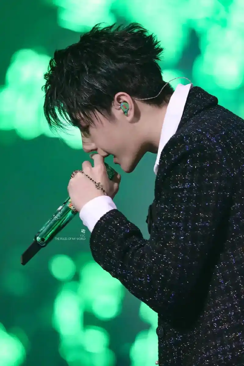 重温经典 #舞台 #王一博 #无感  #绿海 9898 - 抖音