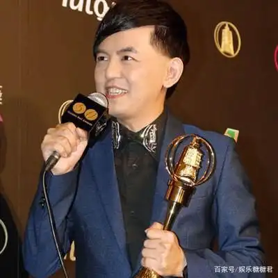 他是小s的初恋,曾宝仪前男友,脚踏两船,如今迎娶90后白富美