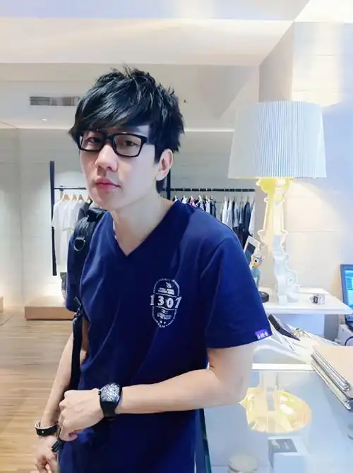 林俊杰超话整理相册翻到了很多97林俊杰,有一说一林俊杰戴眼镜真的