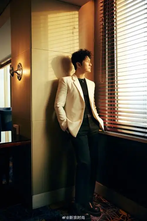 微博视界大会明星造型合辑#@黄晓明身着givenchy白色西装及黑色内搭