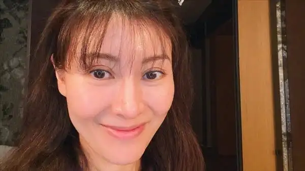 50岁李嘉欣晒零修图素颜照,网友惊呼这是谁?显老变丑太憔悴!