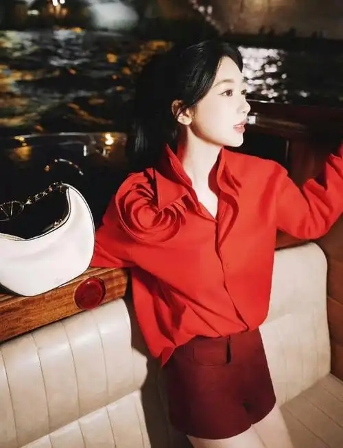 杨紫巴黎夜游一身红黑经典配色,红色很显热情,也很符合杨紫的性格