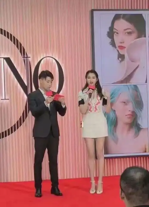 古力娜扎每次现身都女人味十足,而关晓彤不论什么样的着装都像是小