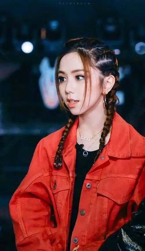 邓紫棋,晒素颜照曝光,被网友喷长得丑,整个人都变得不自信了_化妆