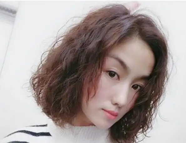 整个玉米烫发型都是特别的蓬松的,后面的发尾也是很平整的,显得好看又