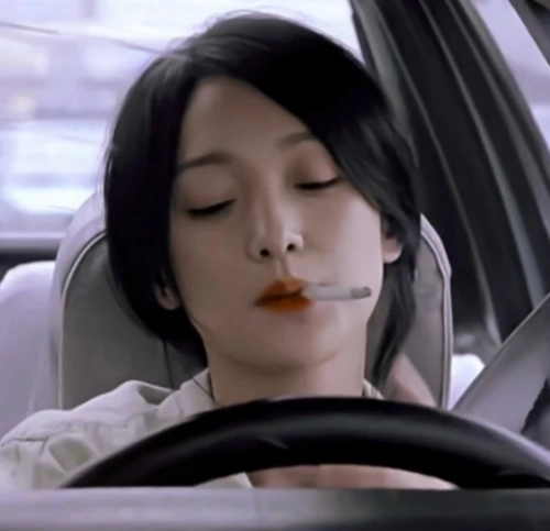 原创女星抽烟镜头,杨幂气场强,周迅潇洒,看到赵丽颖:搞笑了?