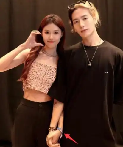 王嘉尔与女粉牵手合影太亲密网友戏称宛如热恋小情侣