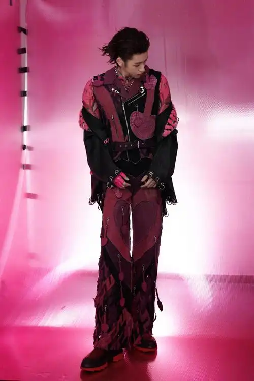 粉色浪漫氛围蔓延,@小鬼-王琳凯解码鲜明个性穿搭,带着奇趣妙想,自由