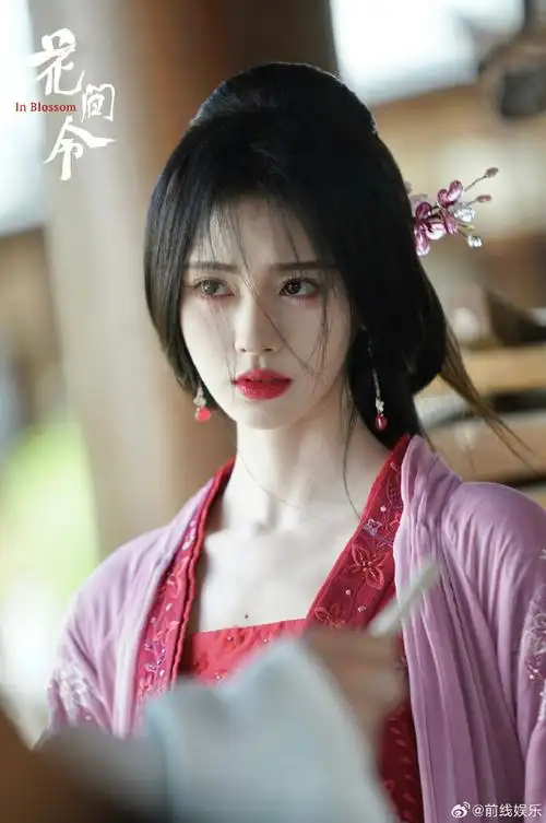 鞠婧祎鞋底好厚#鞠婧祎古装造型原来也穿了厚底鞋,红色鞋子白色的