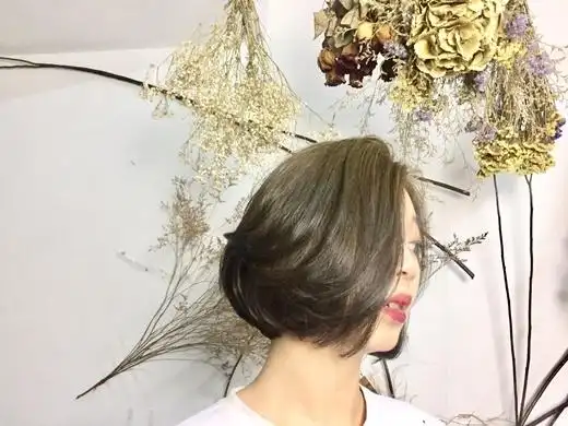 在明亮的光线下就会显现出抹茶绿的色泽~  经过护发后,头发本身有散发