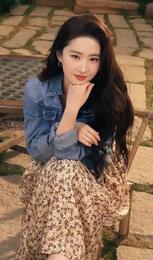 和20岁谷爱凌同框,一个美丽动人,一个飒爽干练_时尚_造型_女明星