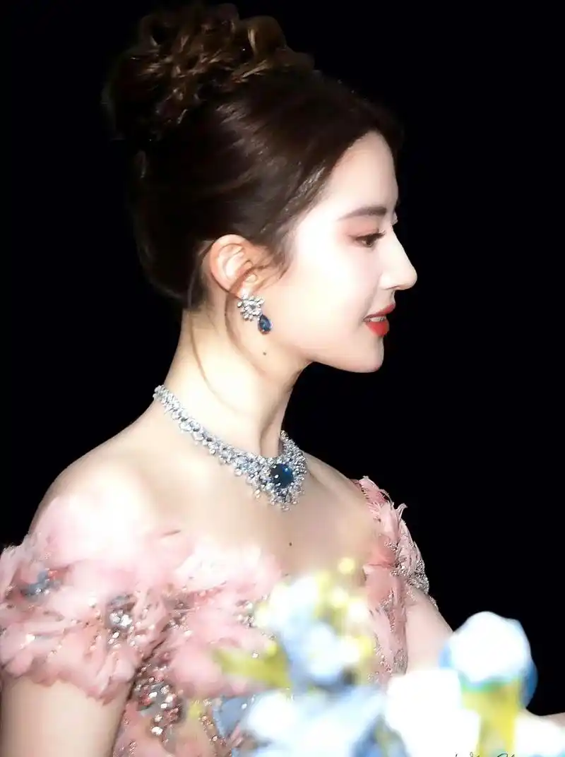 刘亦菲绝美侧颜