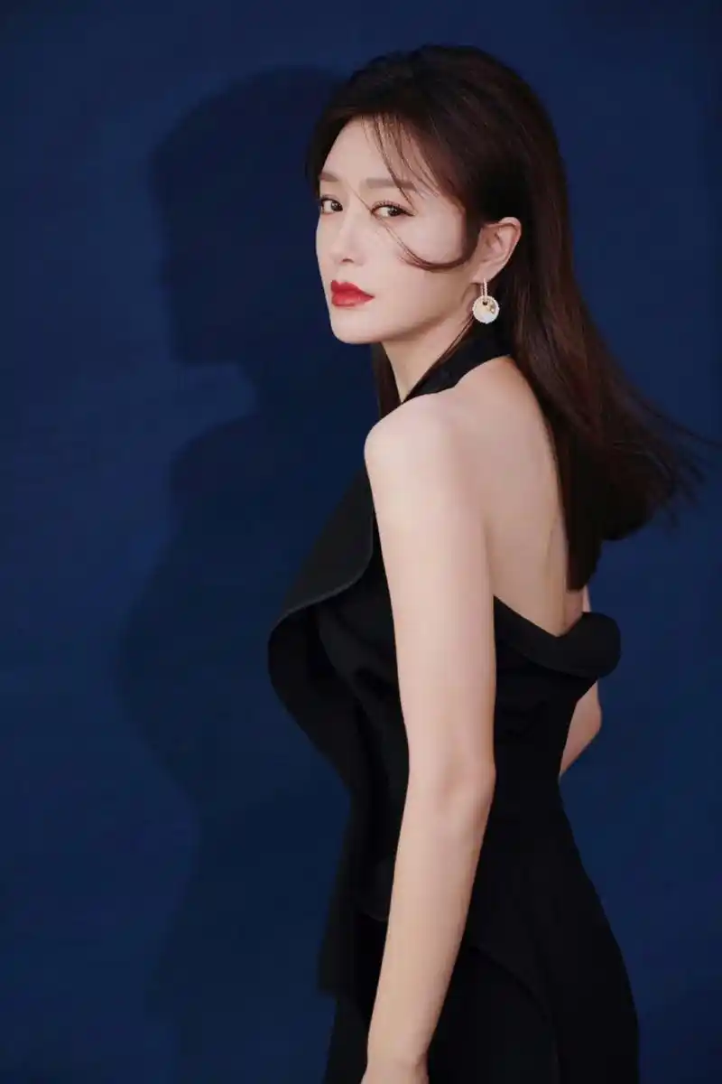 真没想到秦岚40多岁可以把身材保养的这么好,这就叫做岁数越大越有