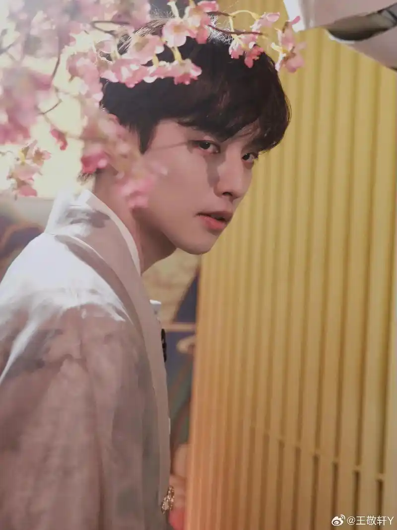 是妖扬!也是王敬轩!一键快乐模式开启97汉服上身,按摩体验, - 抖音