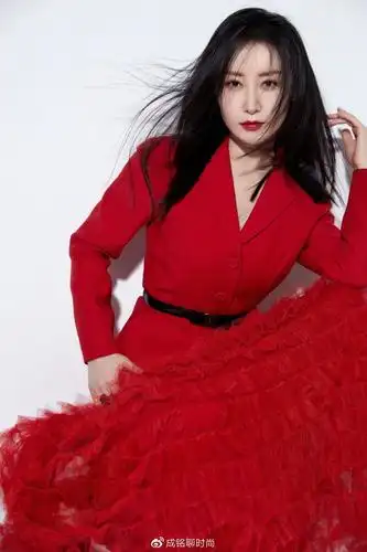 舒畅元宵节晒写真红色纱裙西装混搭超喜庆容颜俏丽精致迷人