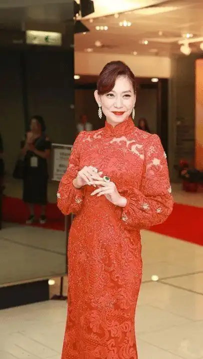 邝美云奔六的年纪也不显老穿旗袍裙优雅又窈窕奶奶辈少见