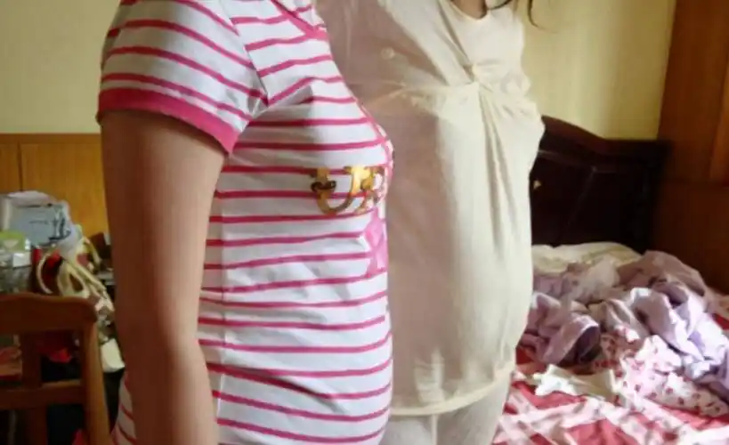 邻居家媳妇是差不多时间怀孕的,隔壁邻居的媳妇早在孕3个月就"显怀"了