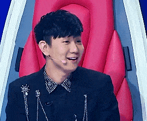 林俊杰笑容红色椅子综艺节目评委gif动图_动态图_表情包下载_soogif