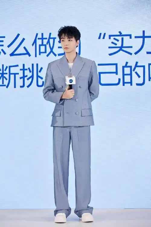 【明星】王俊凯超话今日活动造型,许久未出现的他依旧亮眼,一身蓝色