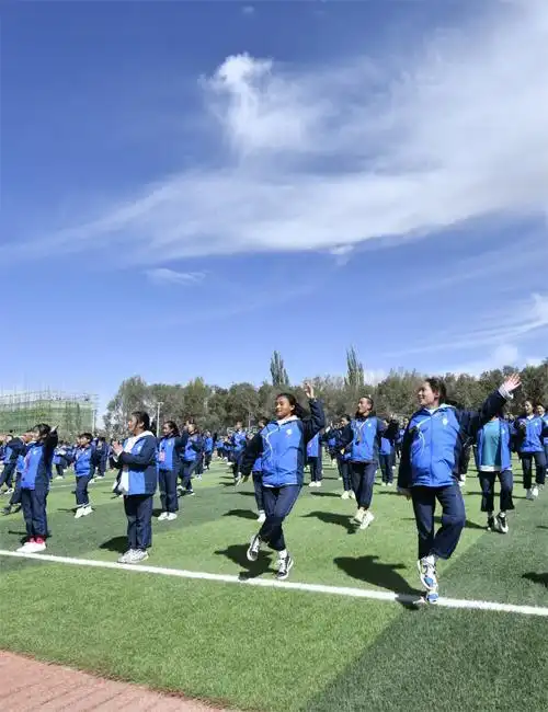 格尔木西藏基地西格办中学1957年10月1日成立那天,有3个将军参加了