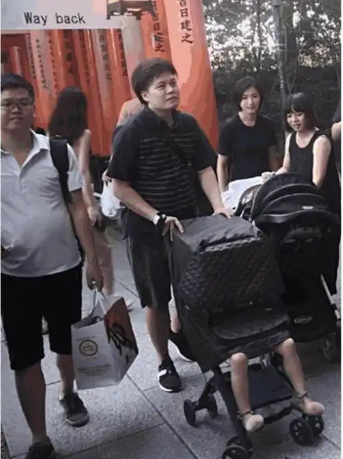 万茜神秘老公首度曝光,手推婴儿车一家三口超幸福