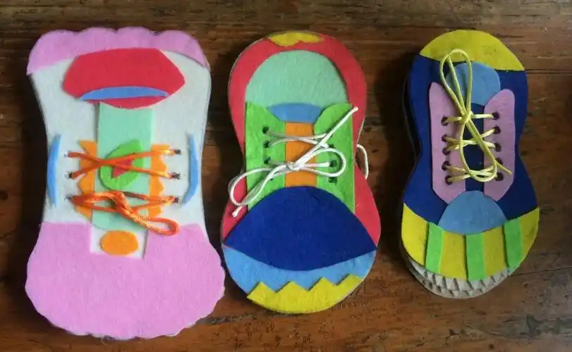 自制玩具是利用低成本的纸,布,生活废旧物等各种不同物质材料,通过缝