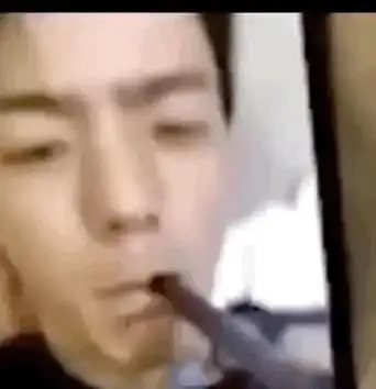 丁真抽烟被官媒痛批,吞云吐雾似老烟枪,直接扯下了娱乐圈遮羞布